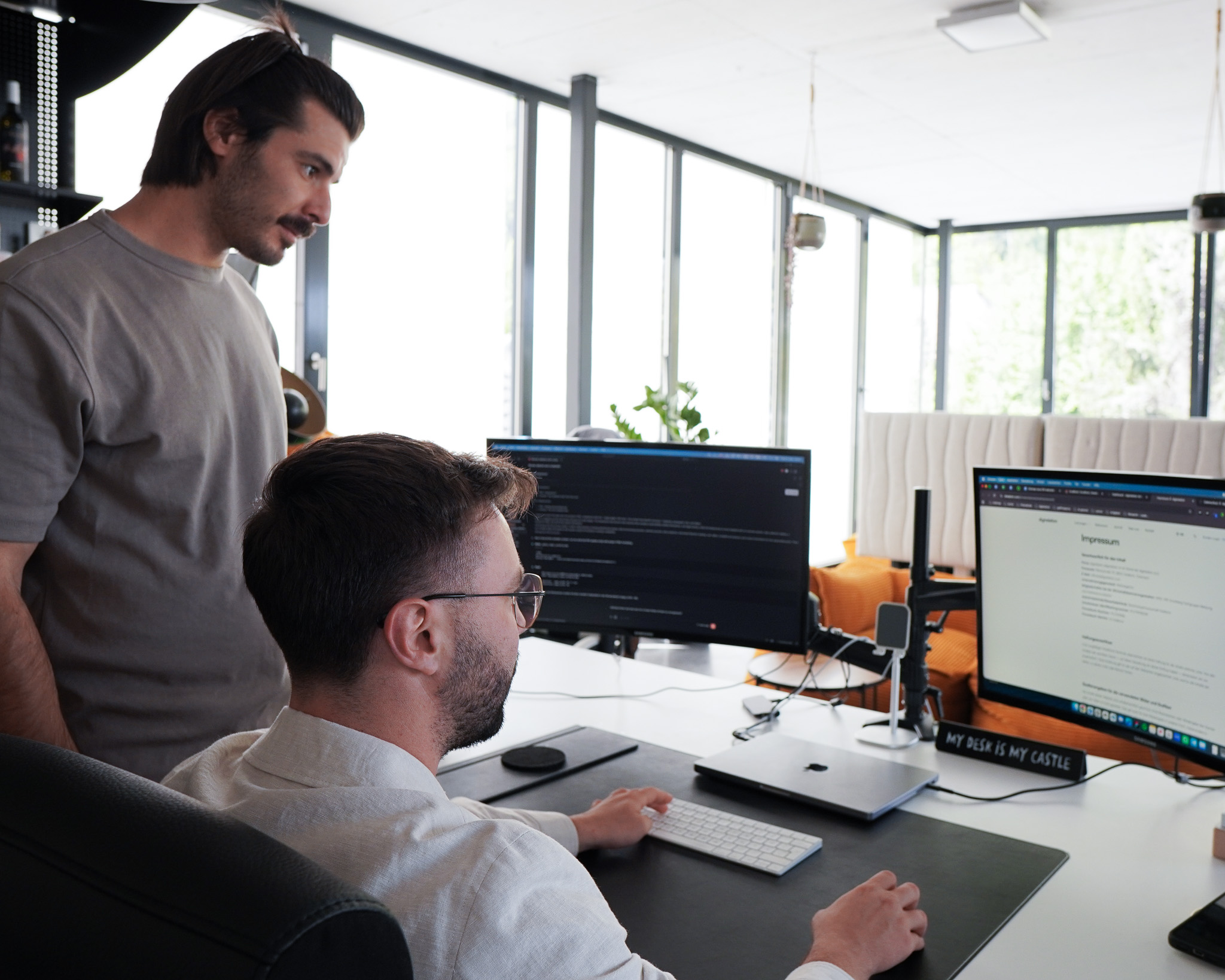 Alex und Fabio am Schreibtisch — Vorarlberg 2024